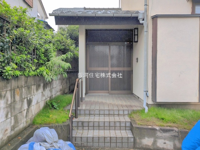 G00399543 埼玉県入間市大字新久 中古一戸建て 2099万円 土地面積153.87m² (約46.54坪) 建物面積109.88m² (約33.23坪) 間取り４ＬＤＫ 築年月1982年08月(築44年)【外観8】